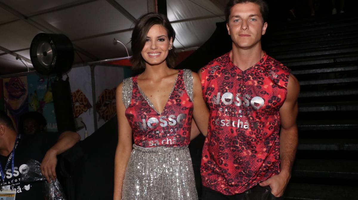 Camila Queiroz e Klebber Toledo