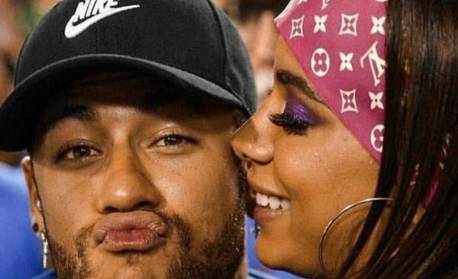 Anitta é definida como ex de Neymar ao ser anunciada na final entre Flamengo e Palmeiras