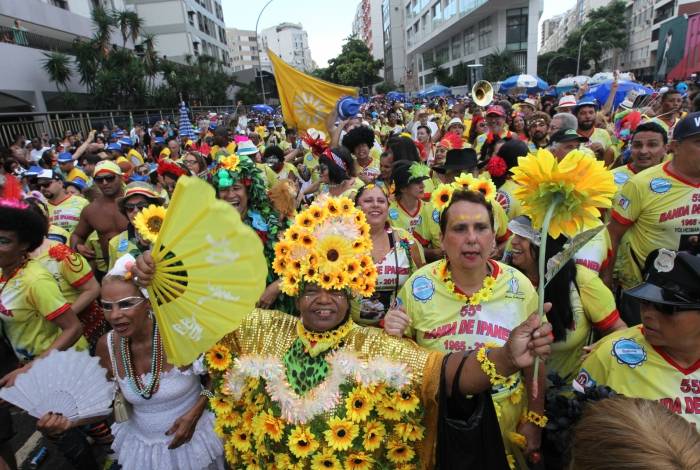 Pela terceira vez neste Carnaval, a Banda de Ipanema desfilou pelas ruas do bairro