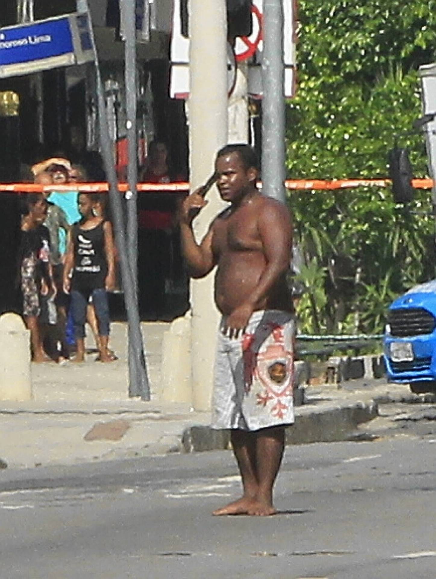 Bandido tenta roubar carro, atira contra fam&iacute;lia,mantem morador de rua como ref&eacute;m e amea&ccedil;a tirar a pr&oacute;pria vida na Rua Benedito Hip&oacute;lito, na Pra&ccedil;a onze.  