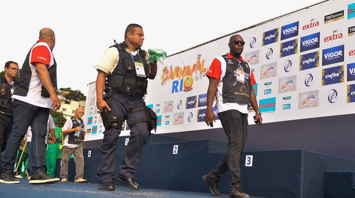 Integrantes das escolas de samba acompanham apura&ccedil;&atilde;o 