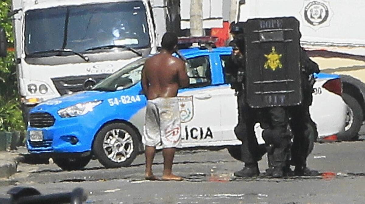 Bandido tenta roubar carro, atira contra fam&iacute;lia,mantem morador de rua como ref&eacute;m e amea&ccedil;a tirar a pr&oacute;pria vida na Rua Benedito Hip&oacute;lito, na Pra&ccedil;a onze.  