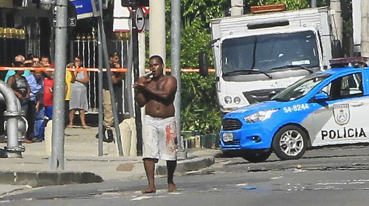 Bandido tenta roubar carro, atira contra fam&iacute;lia,mantem morador de rua como ref&eacute;m e amea&ccedil;a tirar a pr&oacute;pria vida na Rua Benedito Hip&oacute;lito, na Pra&ccedil;a onze.  