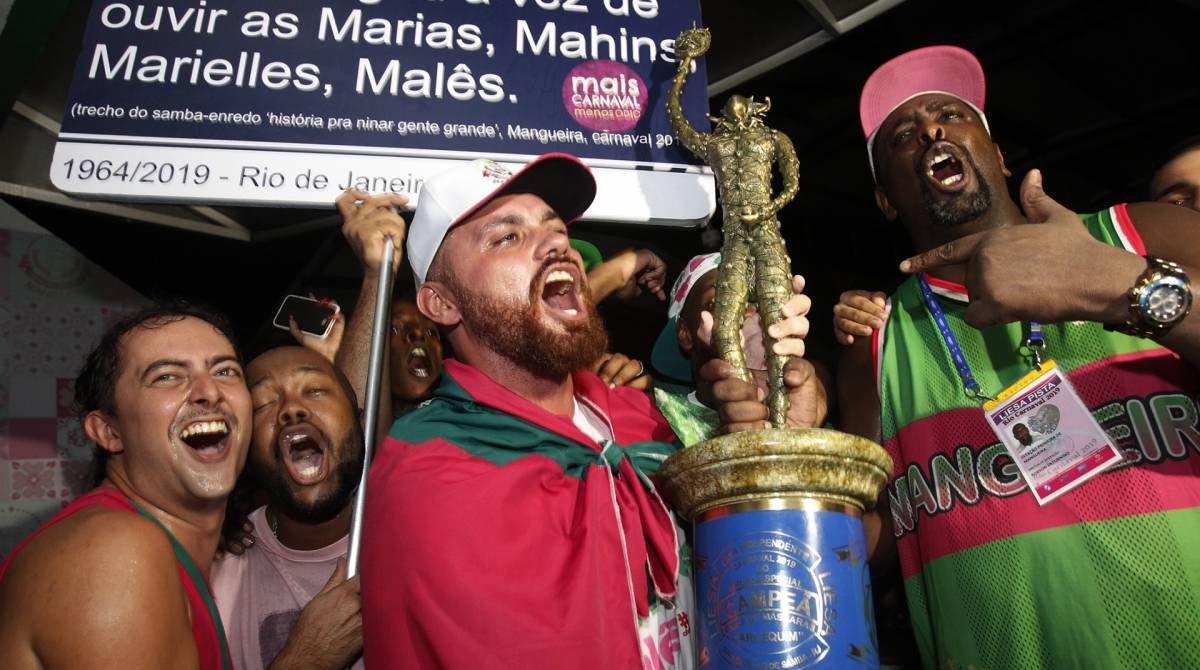 06/03/2019 - Carnaval 2019 - Festa na quadra da Mangueira, campea do Carnaval do Rio de Janeiro. Na imagem, Leandro Vieira, carnavalesco da agremiacao festeja o titulo grupo especial do Carnaval 2019. Foto: Alexandre Brum/Agência O Dia.MANGUEIRA CIDADE CARNAVAL 2019 LIESA ESCOLAS DE SAMBA RIOTUR FOLIA AGREMIACAO DESFILE GRUPO ESPECIAL