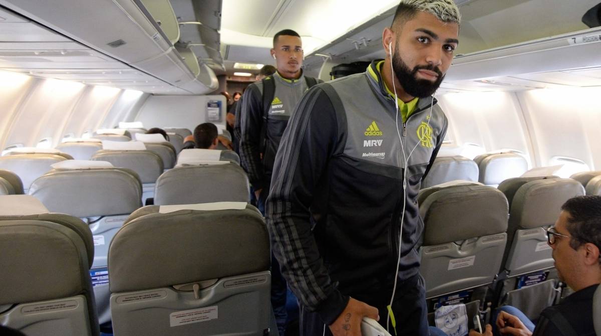 Atacante do Flamengo, Gabigol durante vôo para a Bolívia