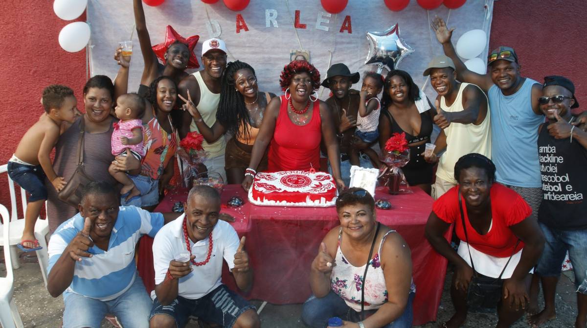 Rio de Janeiro - RJ  - 06/03/2019 - Apura&ccedil;ao carnaval 2019 -  Darlea Angelo, moradora da Tijuca, torcedora e vizinha da quadra do Salgueiro, comemora seus 55 anos com familia e amigos na rua da Escola. Rua Silva Teles, Tijuca, zona norte do Rio  -  Foto Reginaldo Pimenta / Agencia O Dia