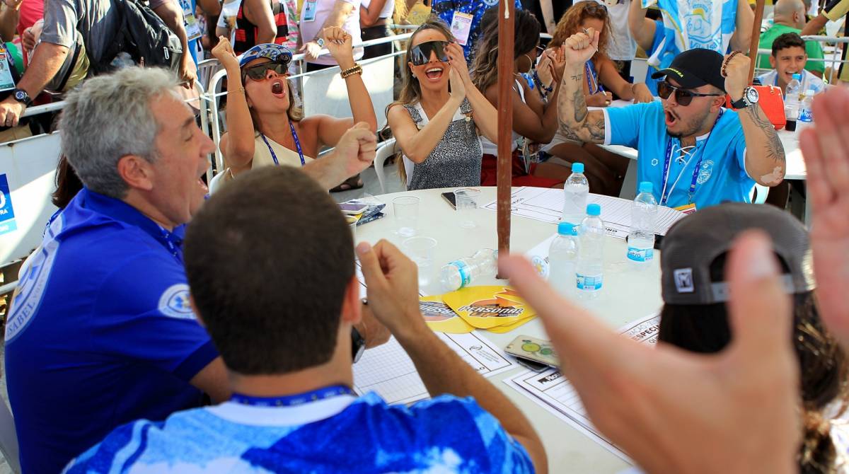 Integrantes das escolas de samba acompanham apura&ccedil;&atilde;o. Na foto, a Vila Isabel