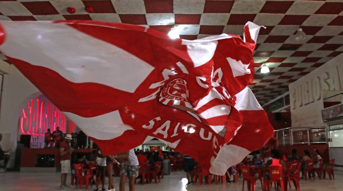 Rio de Janeiro - RJ  - 06/03/2019 - Apura&ccedil;ao carnaval 2019 -  Torcedores na quadra do Salgueiro -  Foto Reginaldo Pimenta / Agencia O Dia