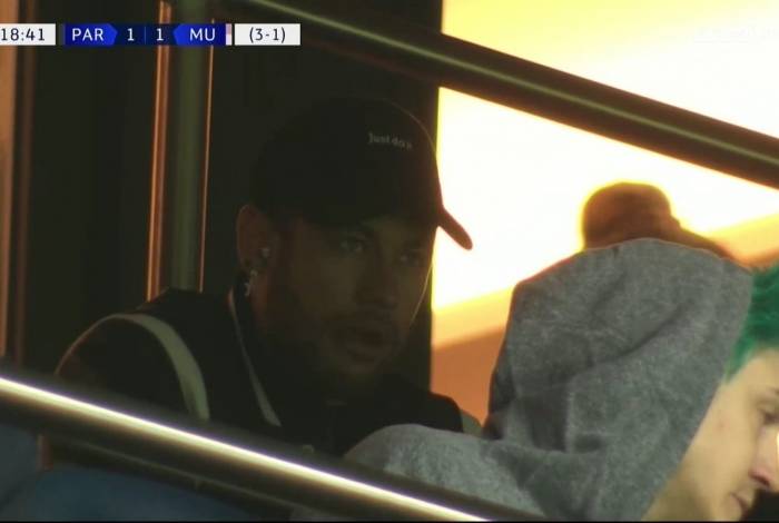 Neymar na tribuna do Parque dos Príncipes