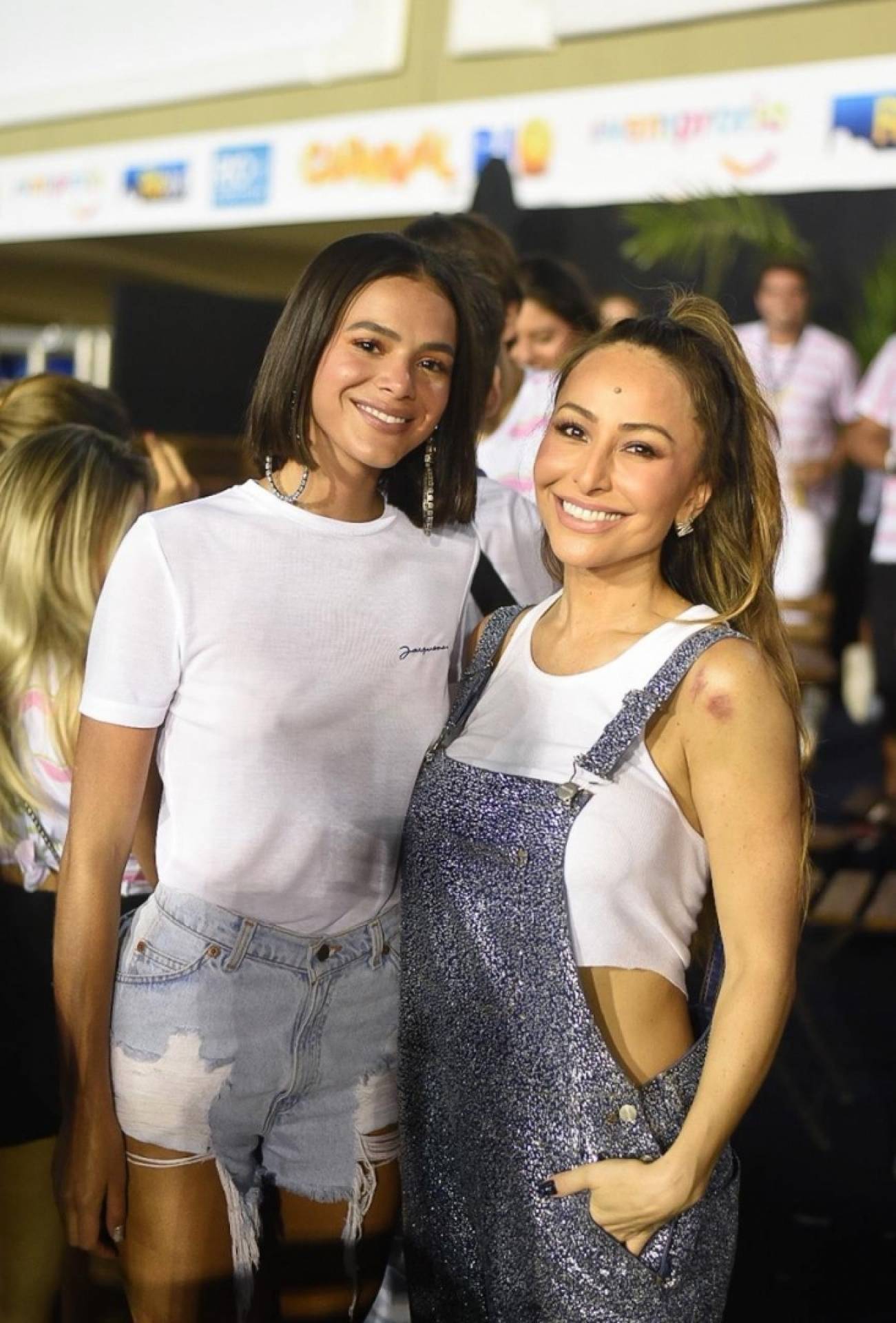 Bruna Marquezine e Sabrina Sato em camarote na Marquês de Sapucaí