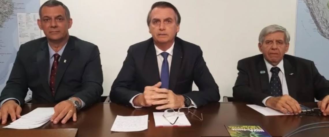 Bolsonaro fez live junto com porta-voz da Presidência, general Rêgo Barros, e do ministro do GSI, general Augusto Heleno