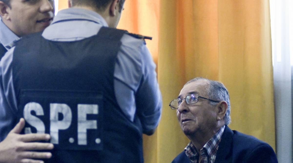 O militar reformado H&eacute;ctor Carabajal foi sentenciado a 10 anos de pris&atilde;o por sequestrar a filha de um casal comunista - Andres Larrovere / AFP