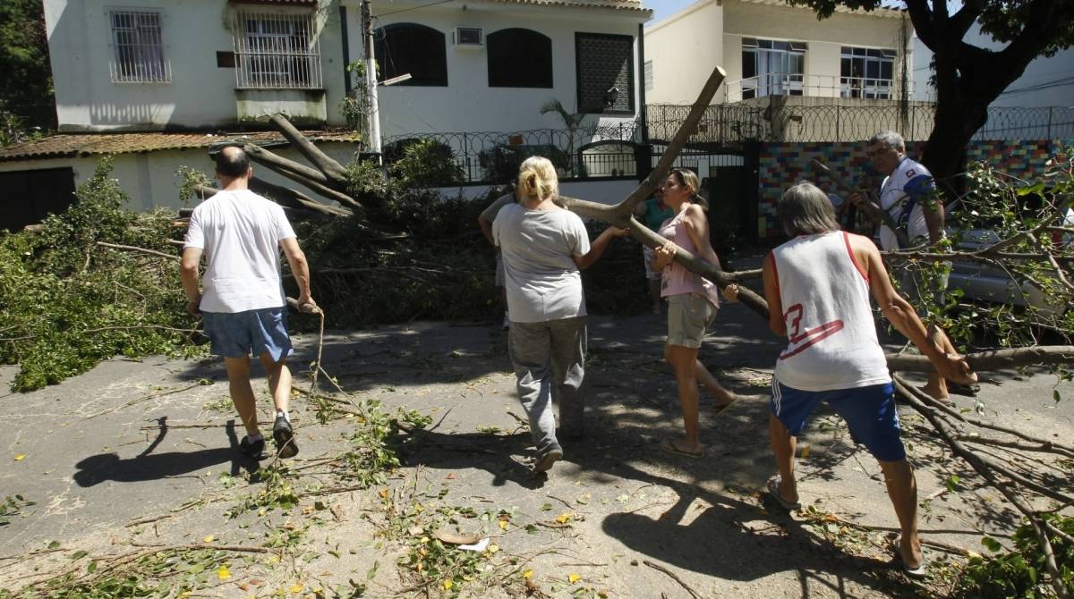 Tempestade de chuva e vento provoca estragos em ruas pela queda de &aacute;rvores e rompimento de cabos de energia na Zona Norte. Na foto, Cruzamento das ruas Zen&oacute;bio da Costa com Hip&oacute;lito da Costa em Vila Isabel.  