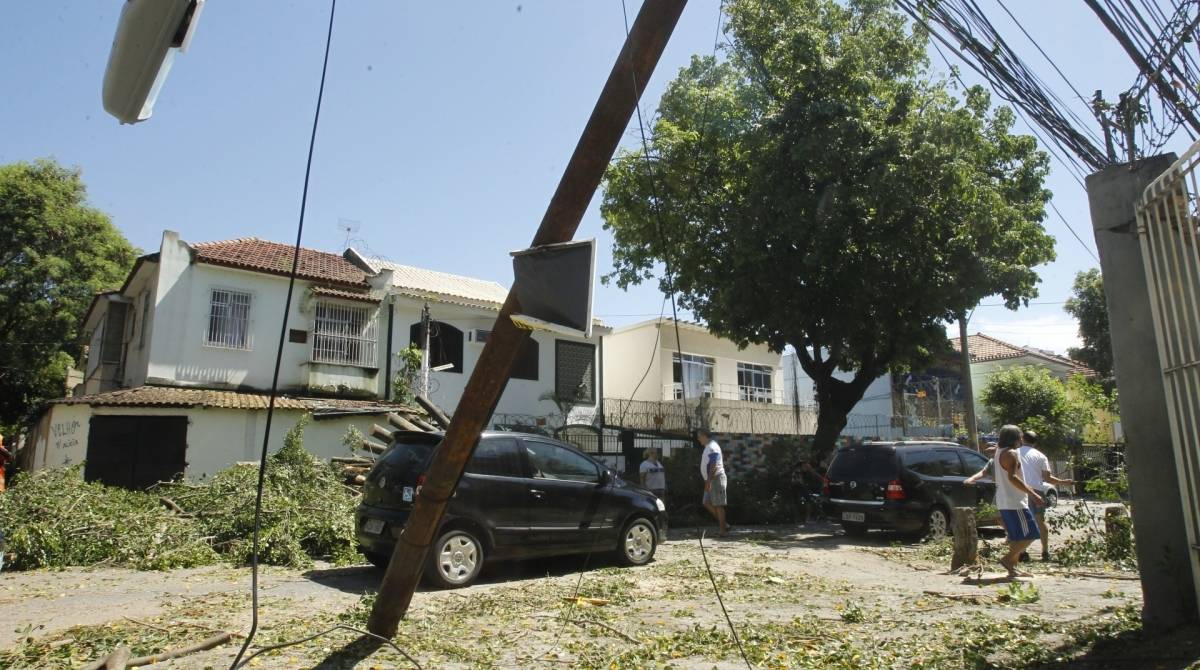Tempestade de chuva e vento provoca estragos em ruas pela queda de árvores e rompimento de cabos de energia na Zona Norte. Na foto, Cruzamento das ruas Zenóbio da Costa com Hipólito da Costa em Vila Isabel.  