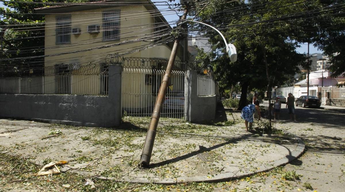 FOTOS: vento provoca queda de árvores, falta de energia elétrica e