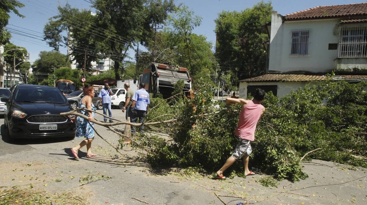 Tempestade de chuva e vento provoca estragos em ruas pela queda de &aacute;rvores e rompimento de cabos de energia na Zona Norte. Na foto, Cruzamento das ruas Zen&oacute;bio da Costa com Hip&oacute;lito da Costa em Vila Isabel.  