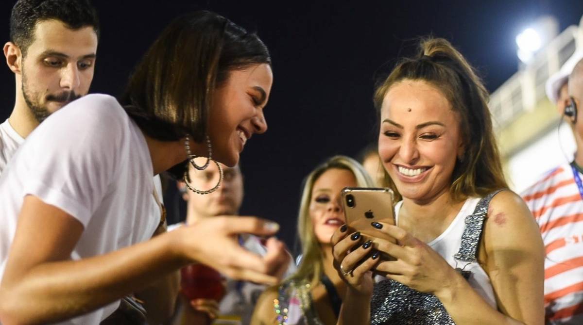 Bruna Marquezine e Sabrina Sato em camarote na Marquês de Sapucaí