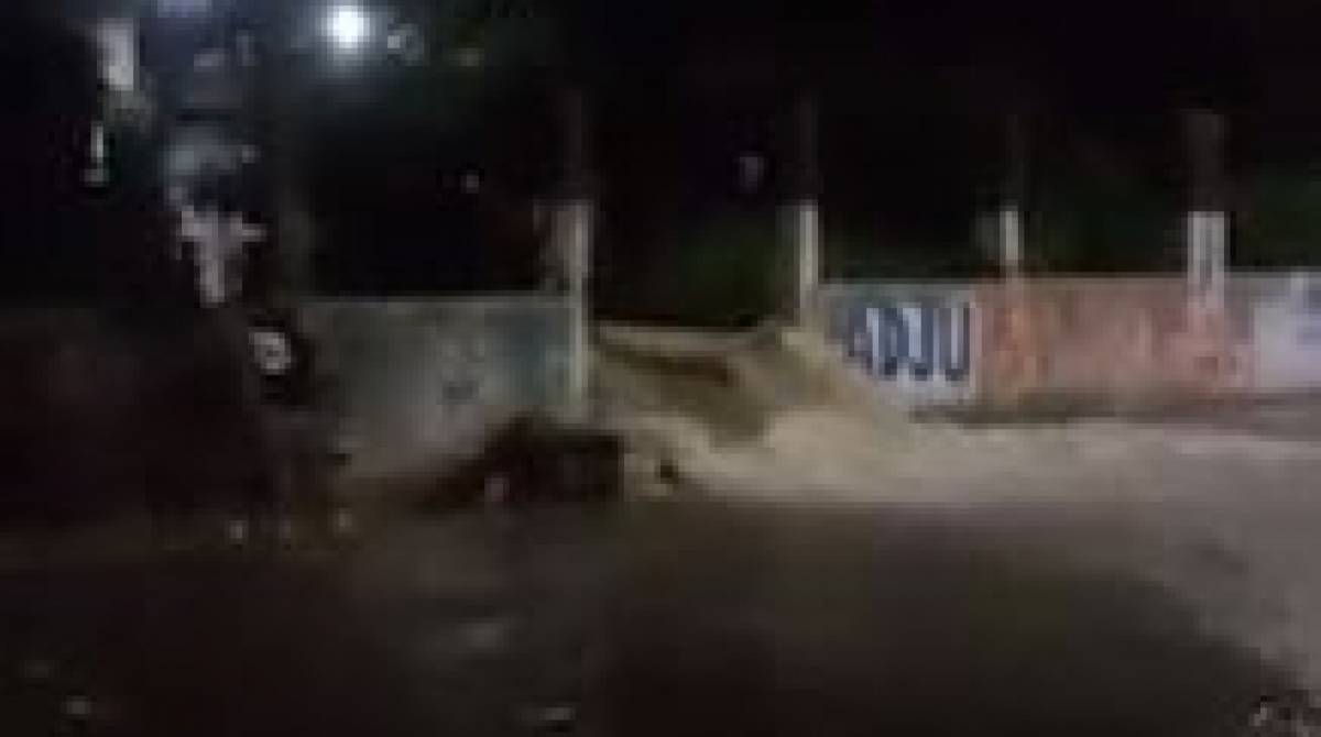 Imagem mostra passagem onde moradores da região atravessam. Córrego que corta local transbordou na chuva de sexta-feira