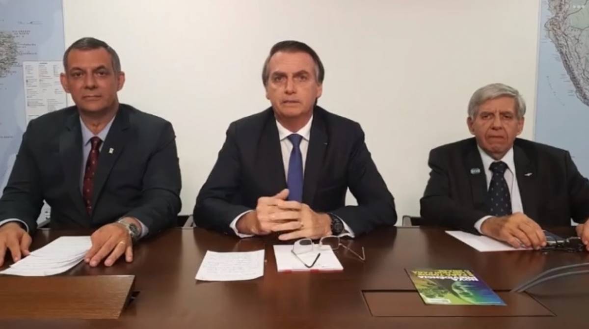 Bolsonaro entre os generais Rêgo Barros e Augusto Heleno