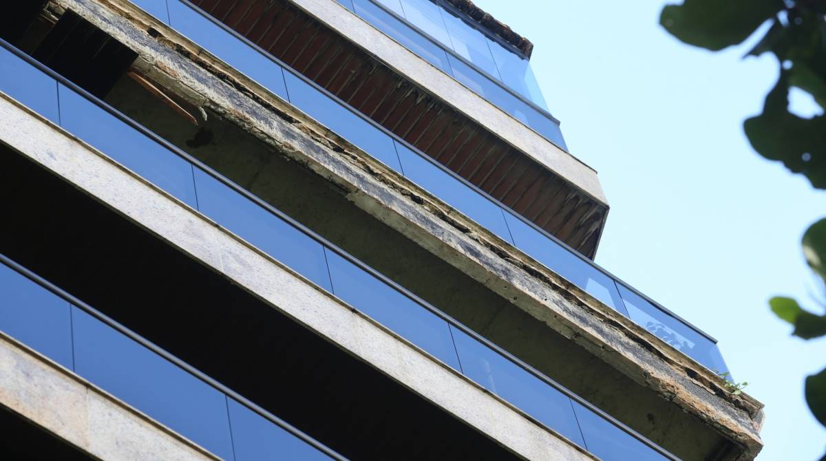 Queda de peda&ccedil;os da fachada de uma varanda cai sobre pessoas que passavam na cal&ccedil;ada. O local fica na rua Jo&atilde;o Lira, 28 no quinto andar no bairro Leblon. Foto: Daniel Castelo Branco / Ag&ecirc;ncia O Dia