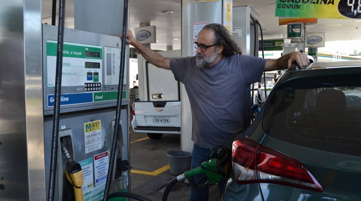 O professor universitário Marcos Fernandez só abastece em postos de confiança - Fernando Miragaya