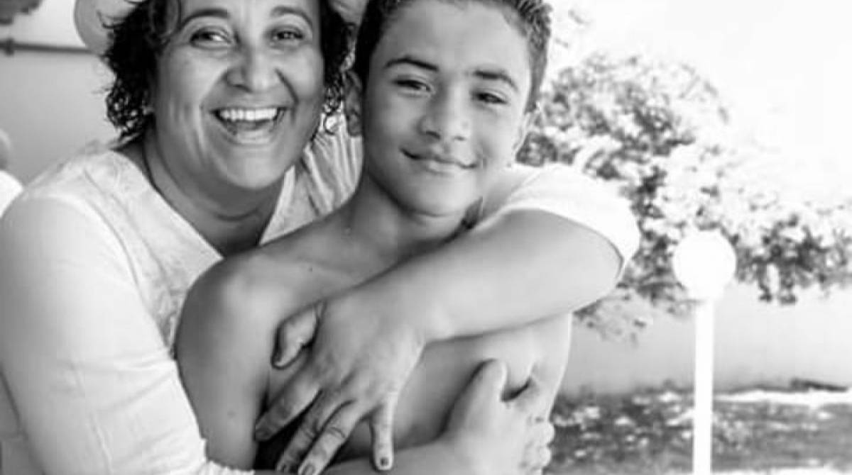 Marília de Barros Silva e o filho, Arthur Vinícius, vítima do incêndio no Ninho do Urubu, no dia 8 de fevereiro