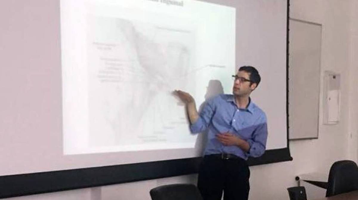 Ele se formou pela universidade em 2002