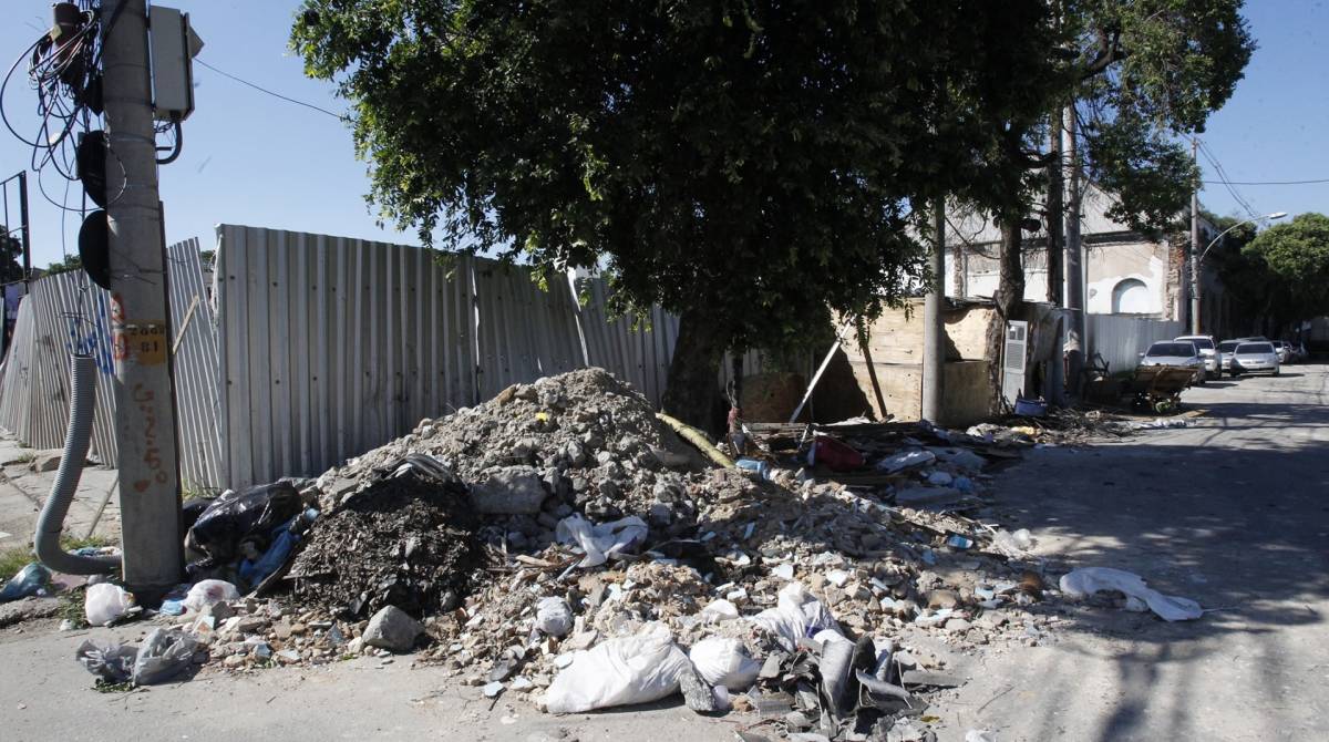 08/03/2019 - O Dia no seu bairro - Equipe de reportagem de O Dia vai a Sao Cristovao verificar os problemas do bairro e conversar com moradores e comerciantes do local. Na imagem, enorme quantidade de entulho no inicio da rua Escobar atrapalha transeutes que trafegam no local. Foto de Alexandre Brum / Agencia O Dia