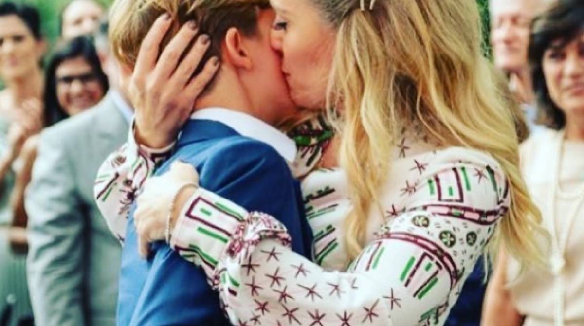 Ang&eacute;lica parabeniza o filho 