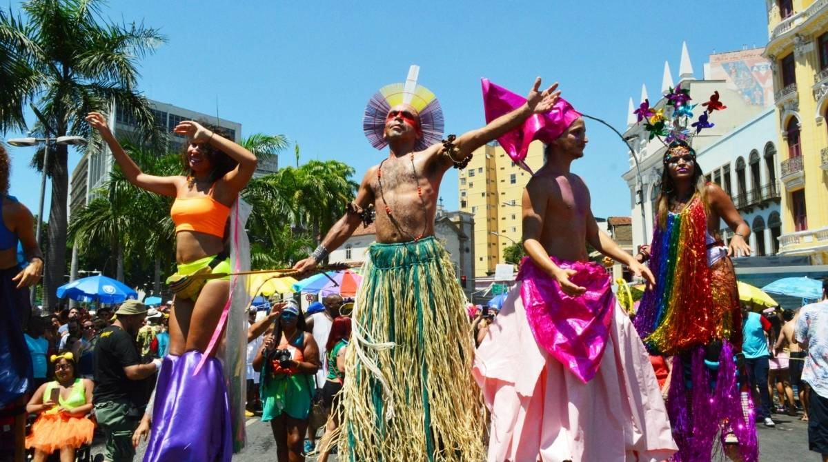 Foli&otilde;es desfilam no Bloco Quizomba, na Lapa