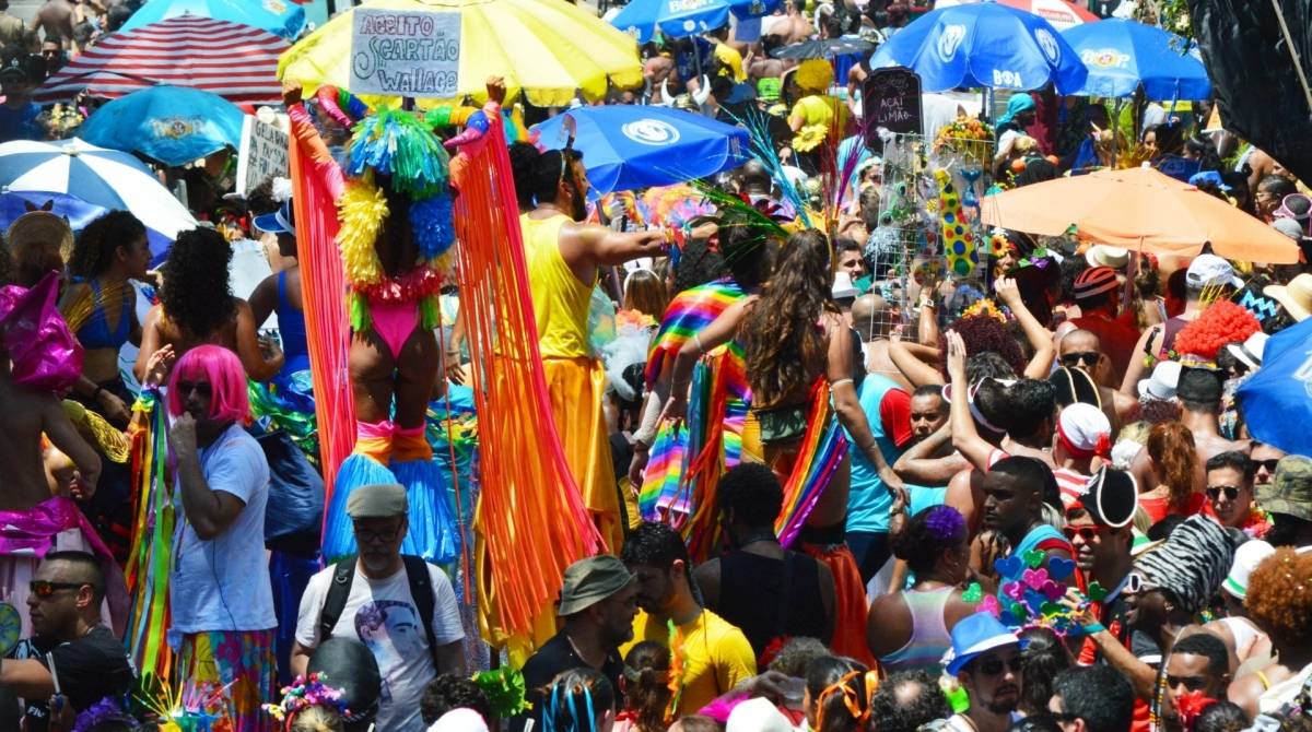 Foli&otilde;es desfilam no Bloco Quizomba, na Lapa