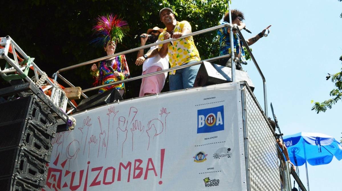 Foli&otilde;es desfilam no Bloco Quizomba, na Lapa