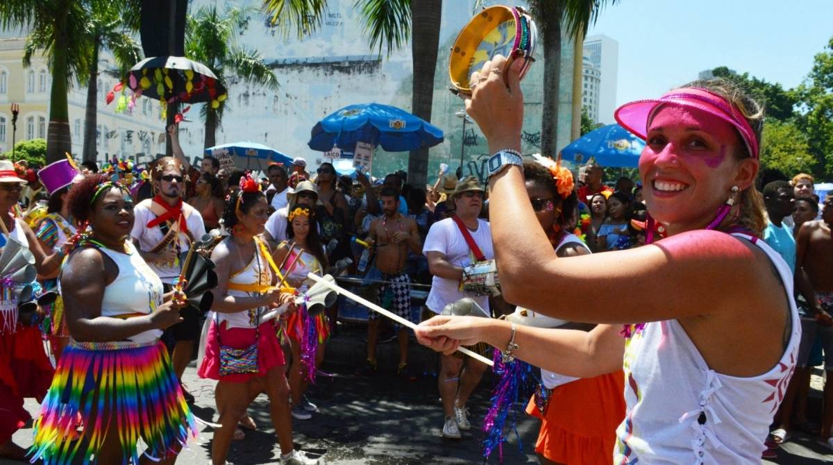 Foli&otilde;es desfilam no Bloco Quizomba, na Lapa