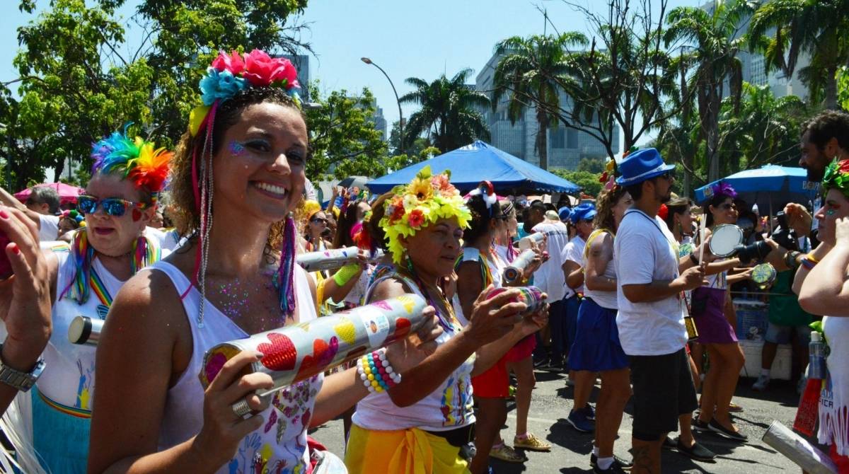 Foli&otilde;es desfilam no Bloco Quizomba, na Lapa
