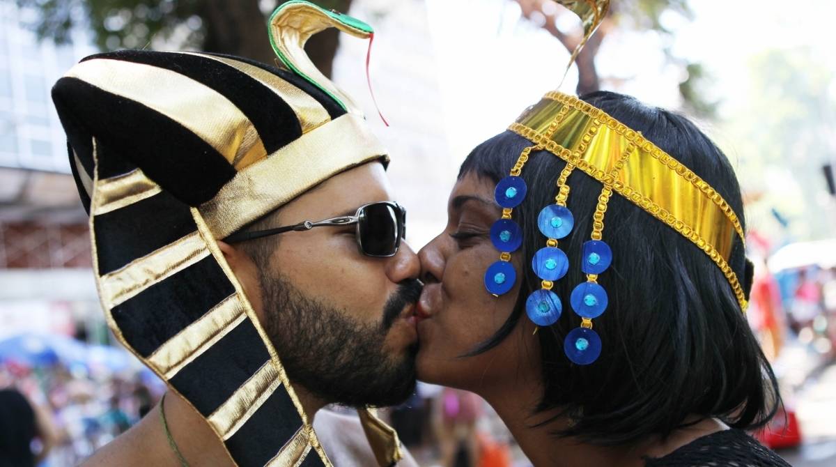 Foli&otilde;es desfilam no Bloco Quizomba, na Lapa. Na foto, casal Rafael e Livia que se conheceram h&aacute; 11 anos no bloco