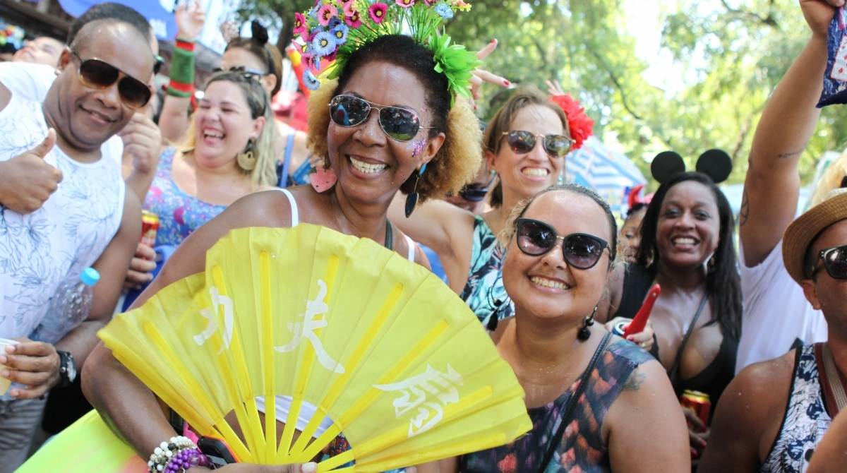 Foli&otilde;es desfilam no Bloco Quizomba, na Lapa