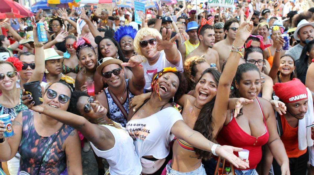 Foli&otilde;es desfilam no Bloco Quizomba, na Lapa