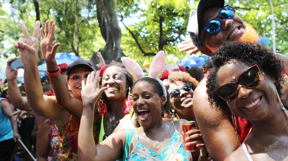 Foli&otilde;es desfilam no Bloco Quizomba, na Lapa