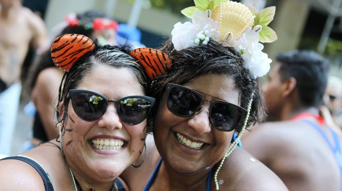 Foli&otilde;es desfilam no Bloco Quizomba, na Lapa