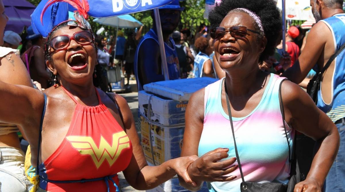 Foli&otilde;es desfilam no Bloco Quizomba, na Lapa