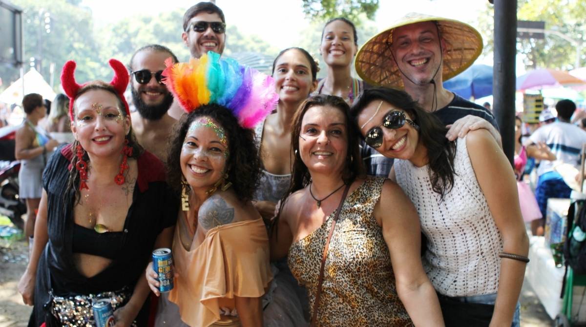 Foli&otilde;es desfilam no Bloco Quizomba, na Lapa