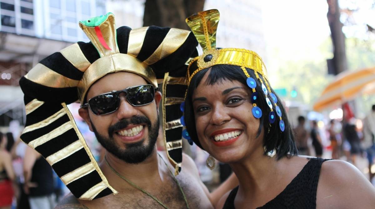 Foli&otilde;es desfilam no Bloco Quizomba, na Lapa. Na foto, casal Rafael e Livia que se conheceram h&aacute; 11 anos no bloco