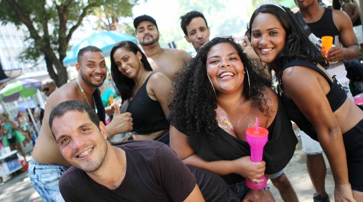 Foli&otilde;es desfilam no Bloco Quizomba, na Lapa