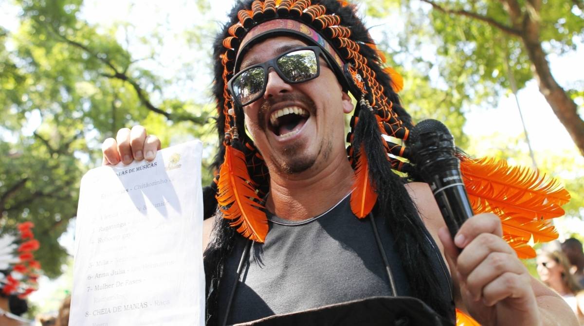 Foli&otilde;es desfilam no Bloco Quizomba, na Lapa