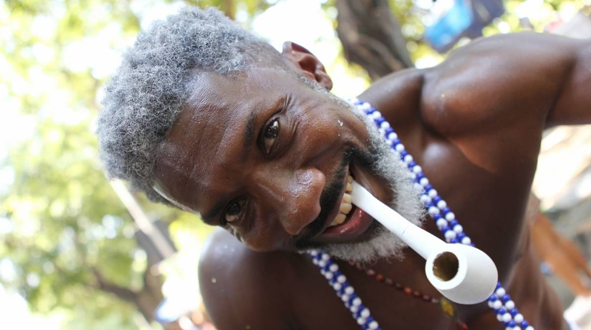 Foli&otilde;es desfilam no Bloco Quizomba, na Lapa