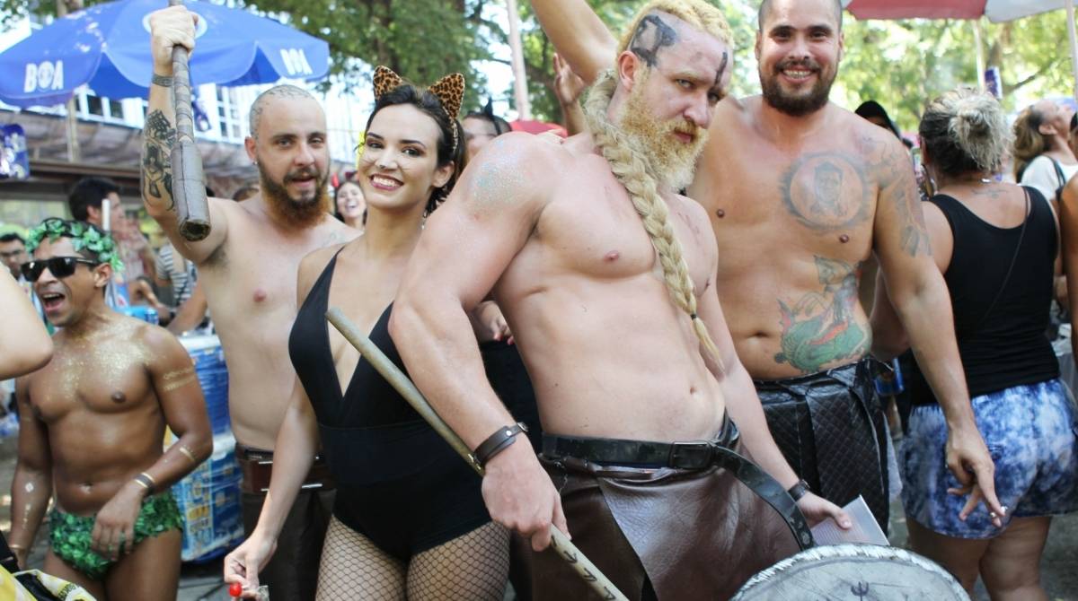 Foli&otilde;es desfilam no Bloco Quizomba, na Lapa