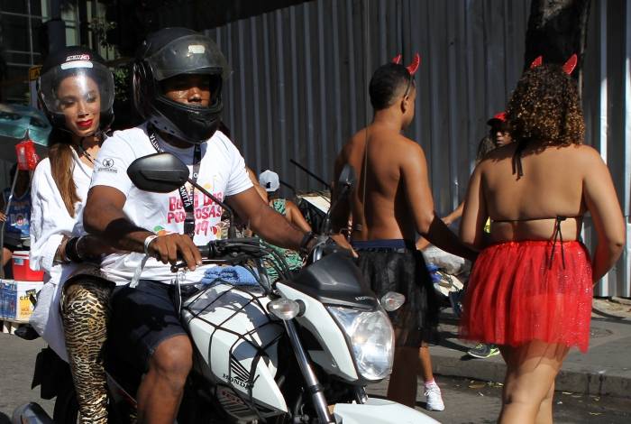 Anitta chega de moto táxi ao Bloco das Poderosas