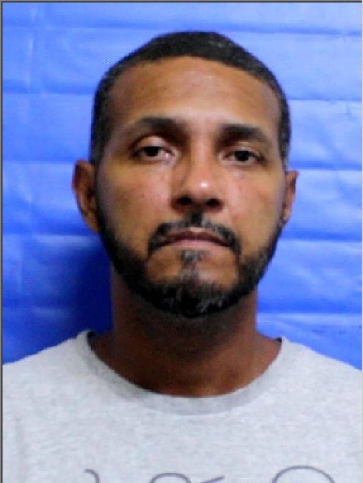  Evânio Oliveira Santos, de 41 anos, foi detido em flagrante após o corpo de Carine Alves Lobo, de 29 anos, ser encontrado no interior do veículo da vítima, na Estrada do Encanamento.