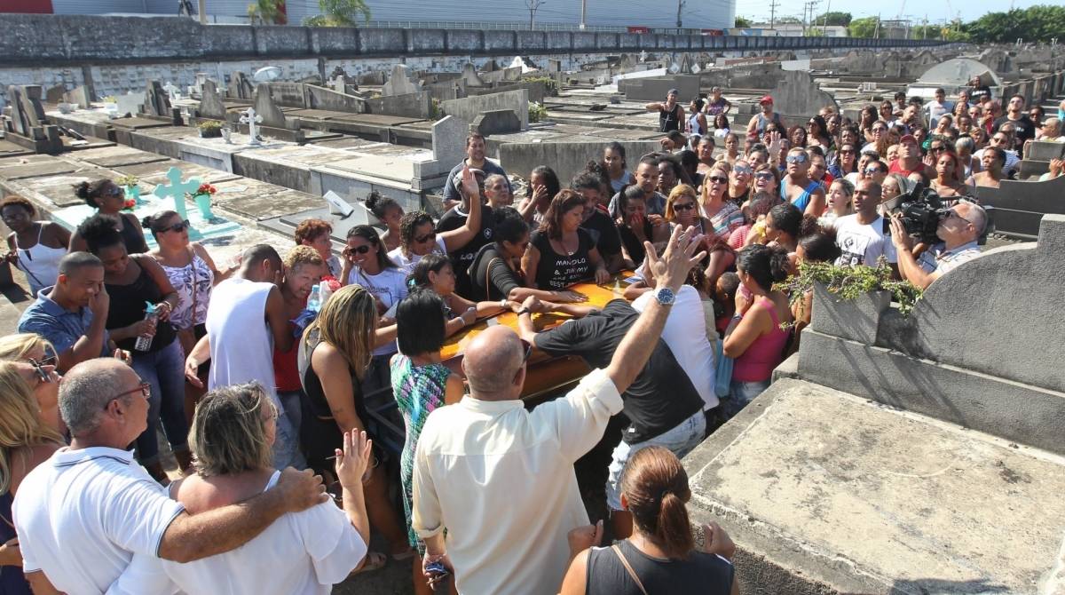 Rio de Janeiro, 10/03/2019, domingo, cemiterio do Caju - Enterro da cabeleireira Carine Alves Lobo, de 29 anos, estrangulada e morta por ex-companheiro na Zona Oeste do Rio Foto: Marcio Mercante / Agencia O Dia.