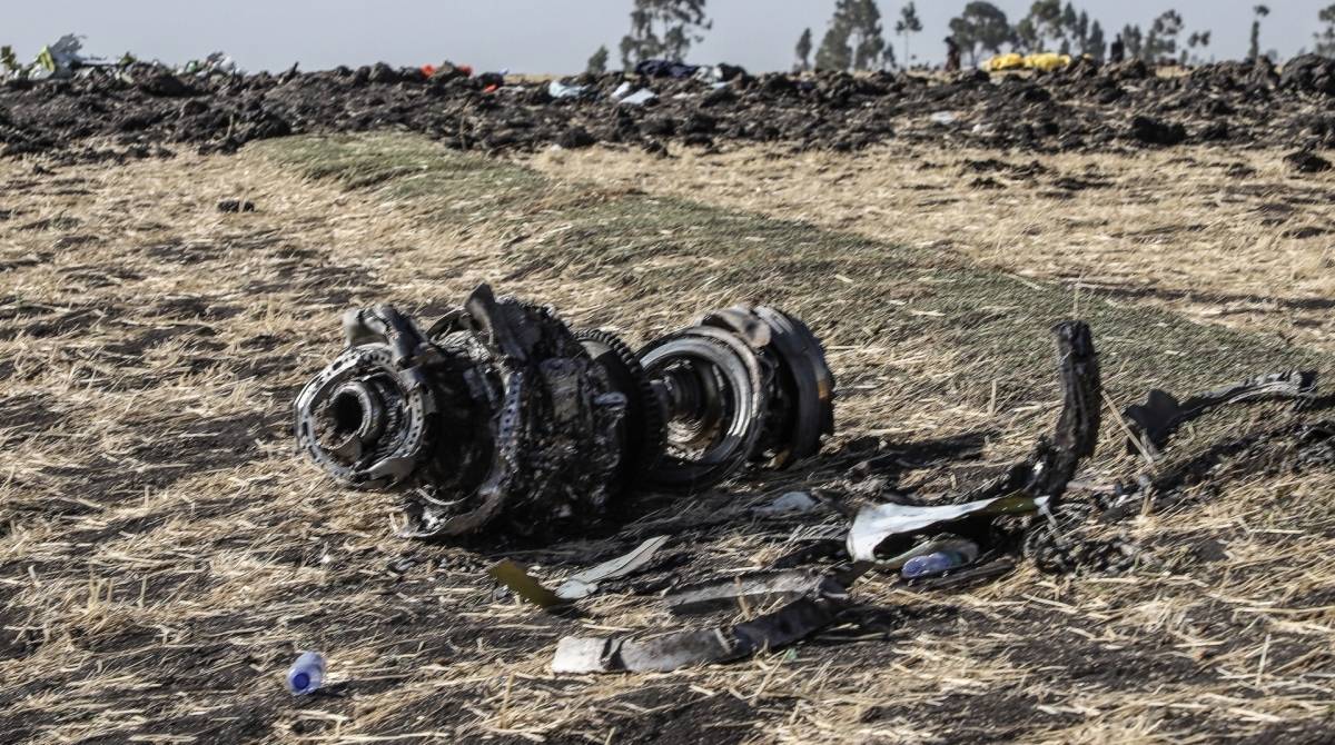 Escombros do avião caído da Ethiopia Airlines, perto de Bishoftu, uma cidade a cerca de 60 quilômetros a sudeste de Adis Abeba, na Etiópia